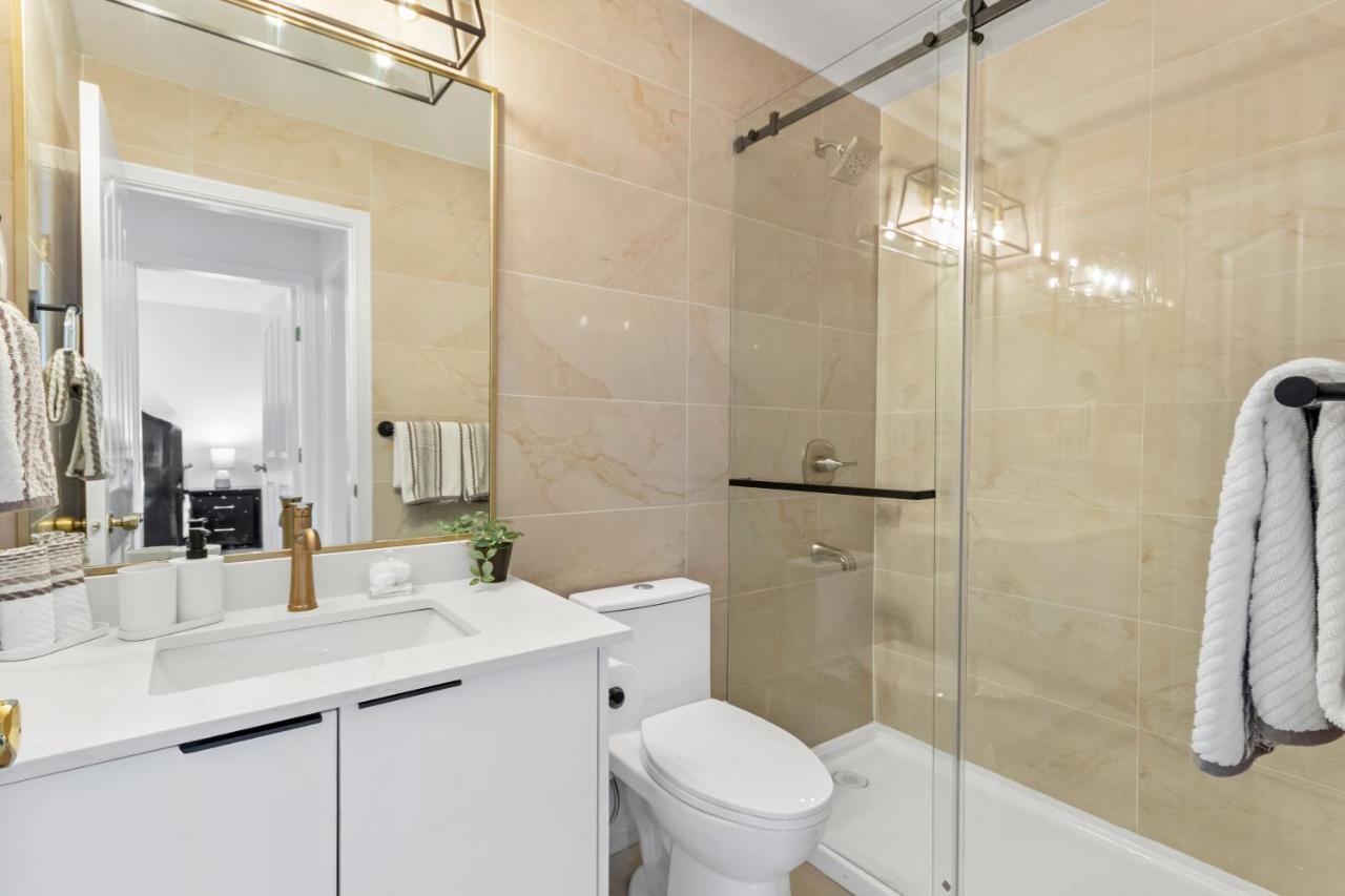 Pristine 3 Beds 2 Washroom Guest Suite Surrey Esterno foto