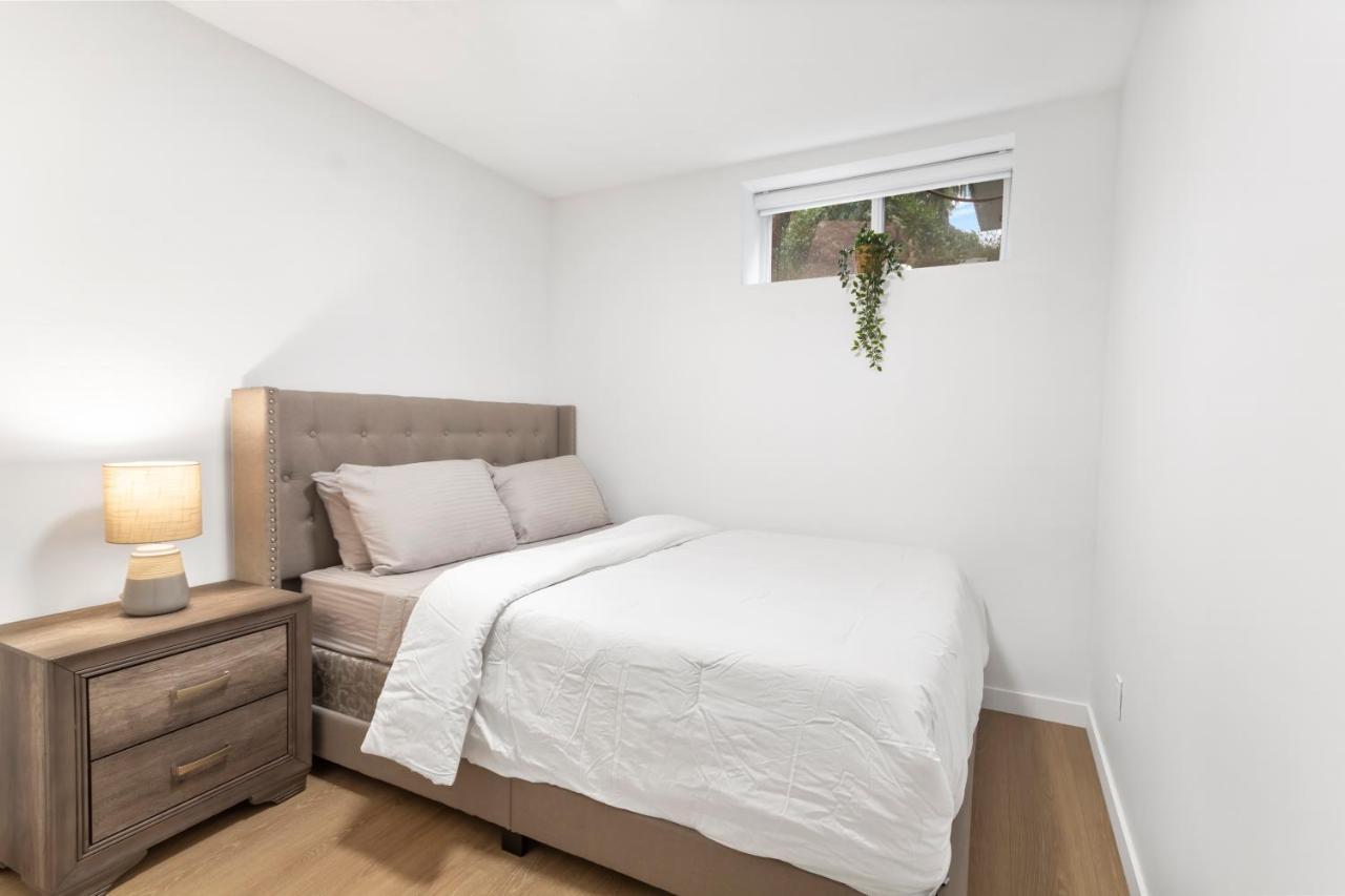 Pristine 3 Beds 2 Washroom Guest Suite Surrey Esterno foto