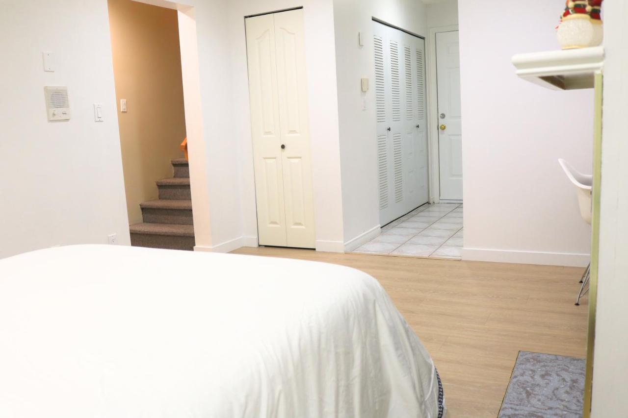 Pristine 3 Beds 2 Washroom Guest Suite Surrey Esterno foto