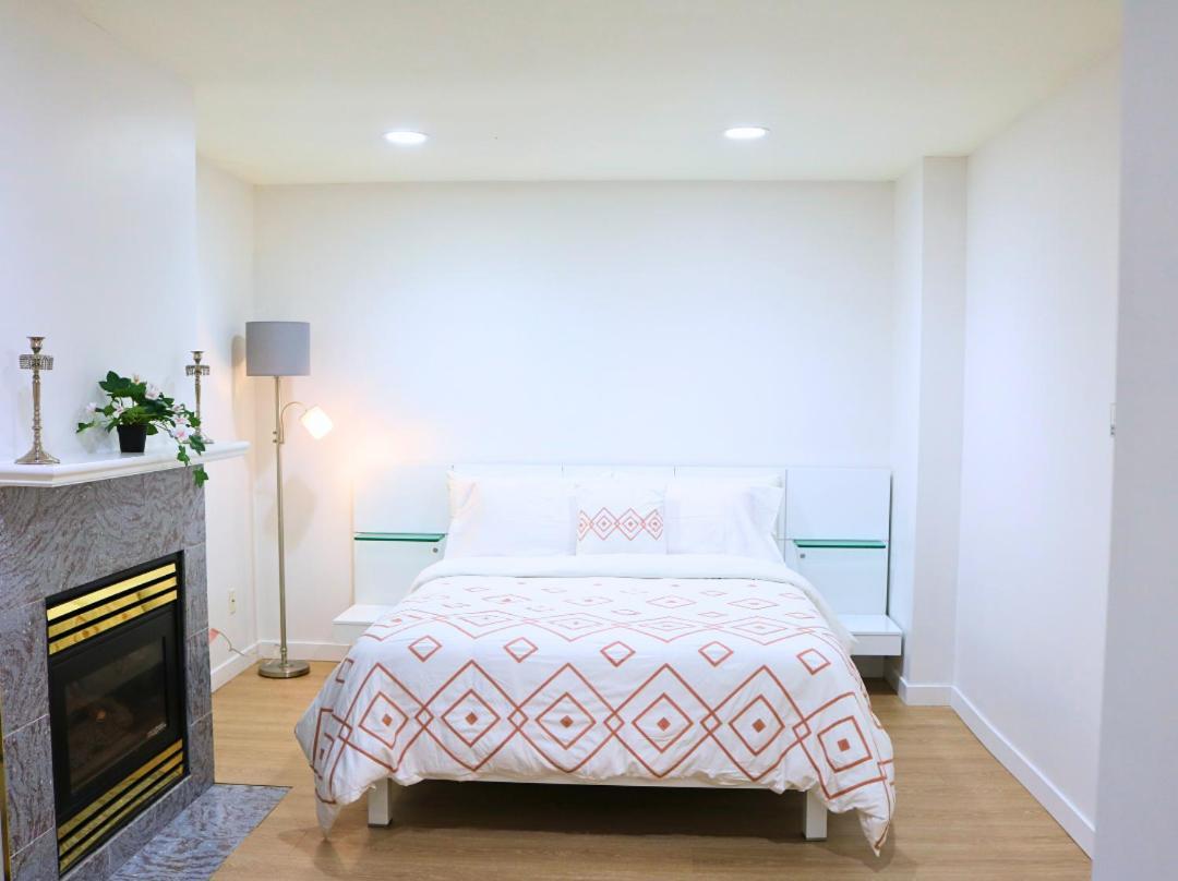 Pristine 3 Beds 2 Washroom Guest Suite Surrey Esterno foto